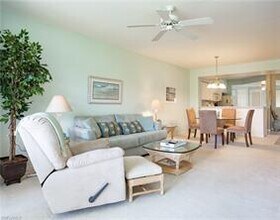 4960 Deerfield Way-Unit -E-102 in Naples, FL - Foto de edificio - Building Photo