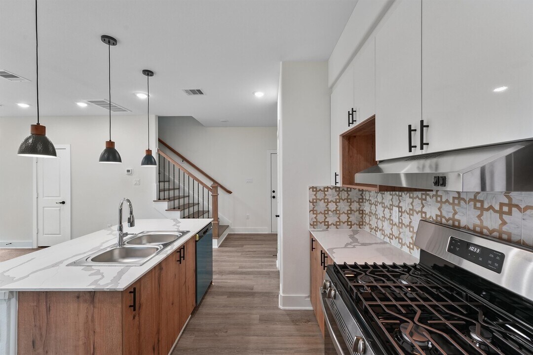 855 S Victory Dr in Houston, TX - Building Photo