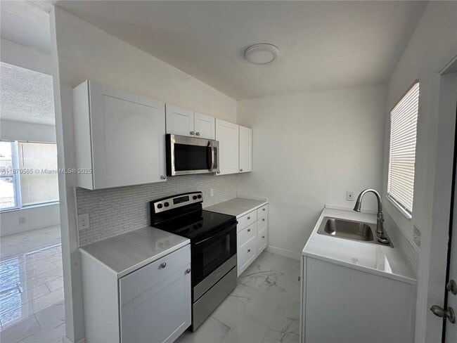 240 NW 28th Ave in Boynton Beach, FL - Building Photo - Building Photo