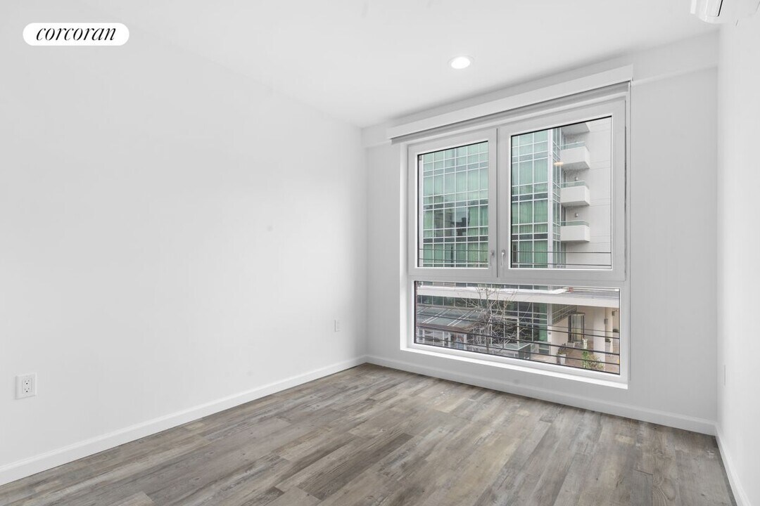 39-04 29th St in Queens, NY - Building Photo