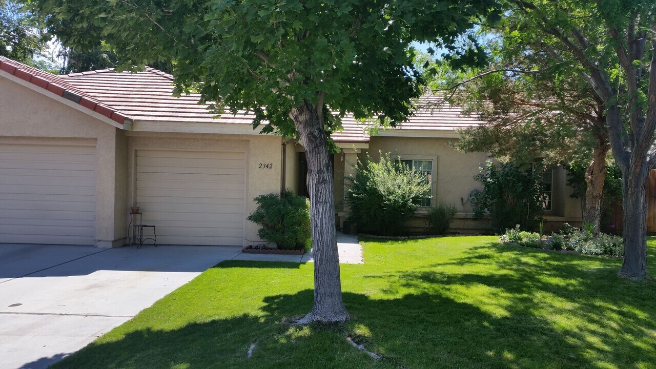 2342 Hopi Cir in Bishop, CA - Building Photo