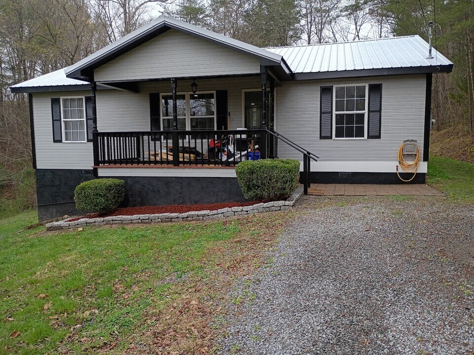 384 Highland Dr in Dunlap, TN - Building Photo