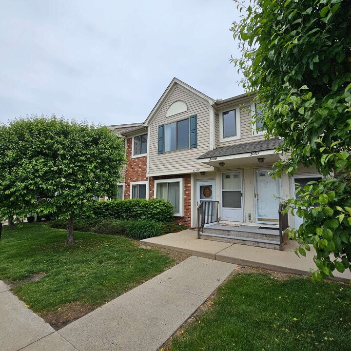 30719 Hidden Pines Ln in Roseville, MI - Building Photo