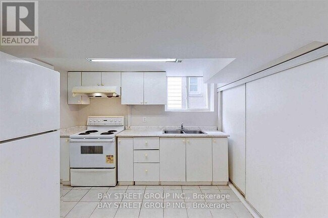 15 Charlemont Crescent in Toronto, ON - Building Photo - Building Photo