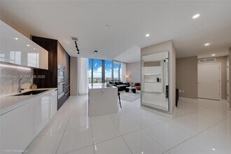 851 NE 1st Ave, Unit 3402 in Miami, FL - Building Photo - Building Photo