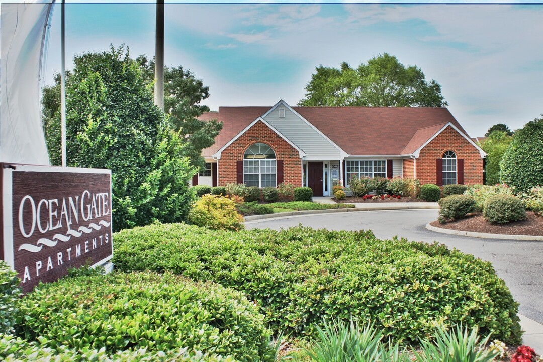 Ocean Gate Apartments in Virginia Beach, VA - Building Photo