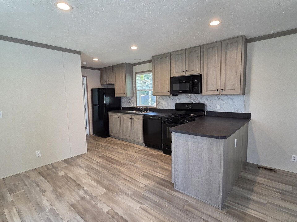 5791 Portside Ct in Algonac, MI - Building Photo