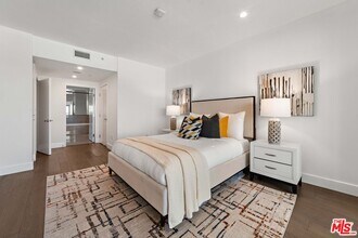 13600 Marina Pointe Dr in Marina Del Rey, CA - Building Photo - Building Photo