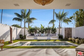 913 Milwood Ave in Los Angeles, CA - Foto de edificio - Building Photo