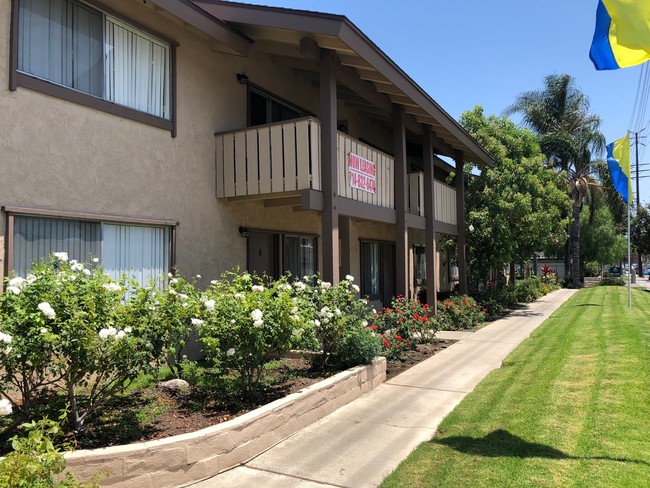 Woodside Garden Apartments in Tustin, CA - Building Photo - Building Photo