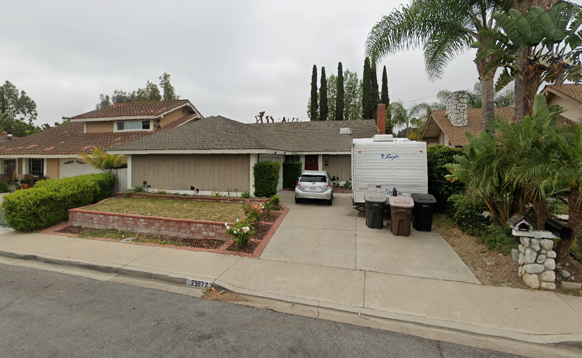 25872 Evergreen Rd in Laguna Hills, CA - Building Photo