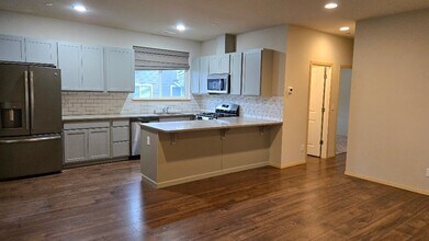 2480 Zeeden Way in Bremerton, WA - Foto de edificio - Building Photo