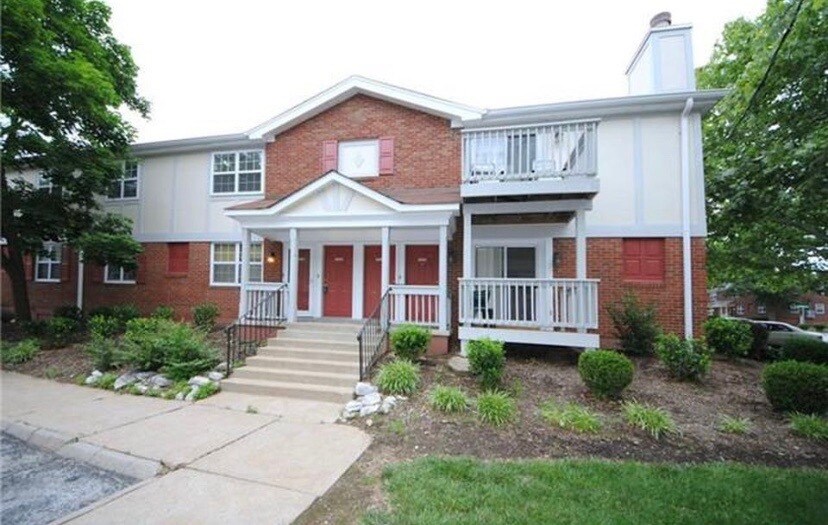 8901 N Swan Cir in Brentwood, MO - Building Photo