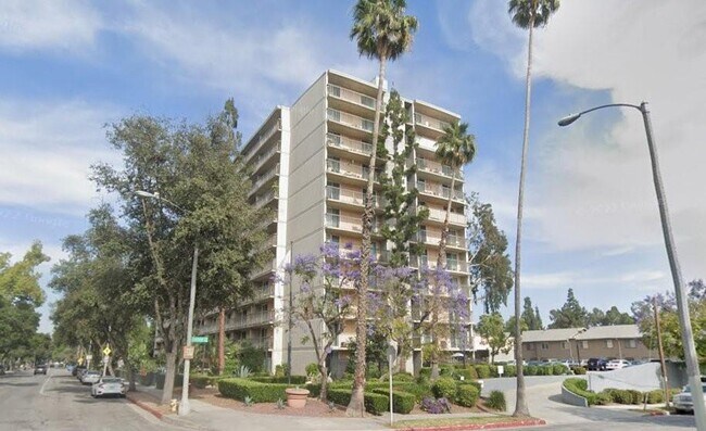 560 E Villa St in Pasadena, CA - Building Photo - Building Photo