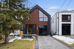 700 Montbeck Crescent in Mississauga, ON - Building Photo