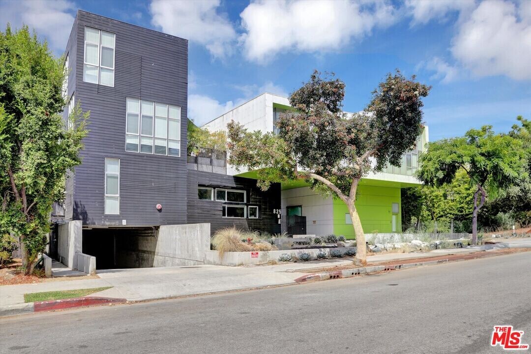 825 Kings Rd in West Hollywood, CA - Building Photo