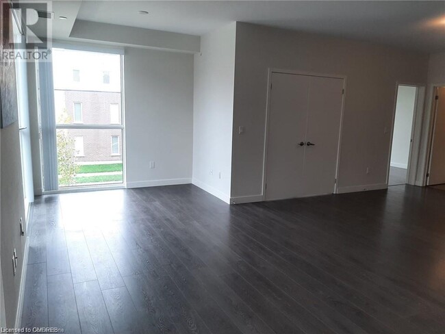 150 Sabina Dr in Oakville, ON - Building Photo - Building Photo