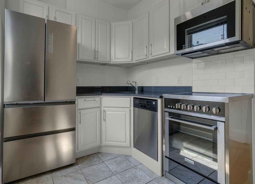 172 Naples Rd, Unit 106 in Brookline, MA - Building Photo