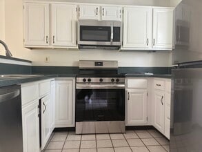 11 Strathmore Ln in Westport, CT - Building Photo - Building Photo