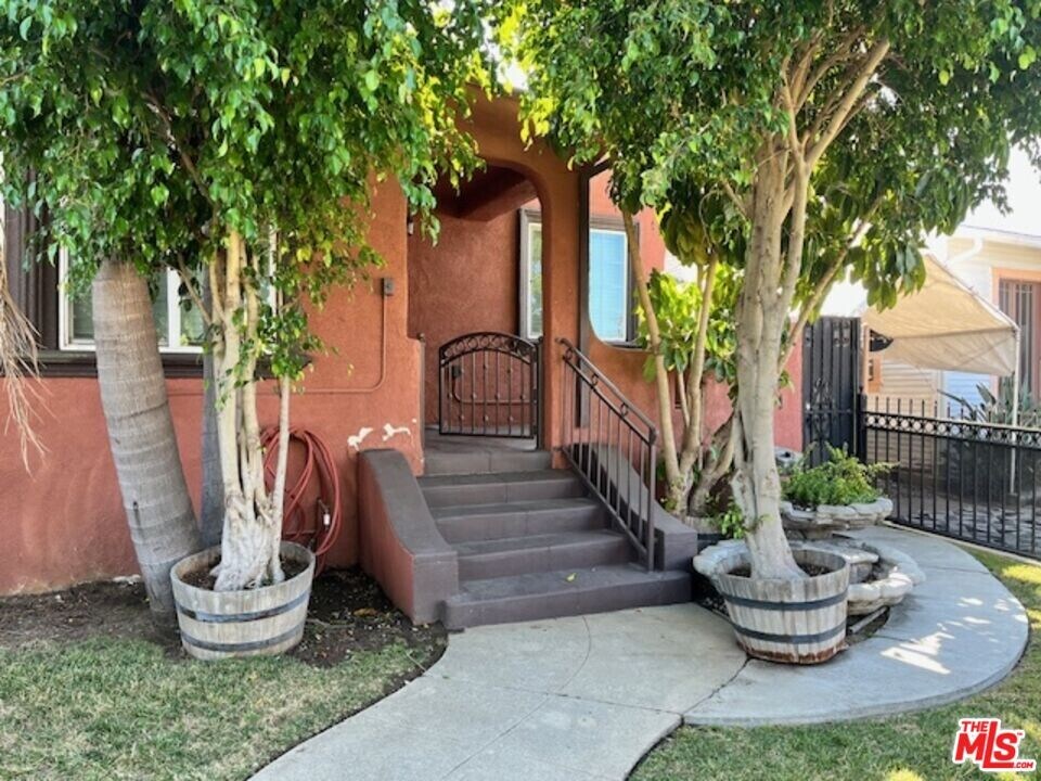 5851 7th Ave in Los Angeles, CA - Building Photo