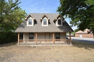 704 S Dewey Ave in Sherman, TX - Building Photo