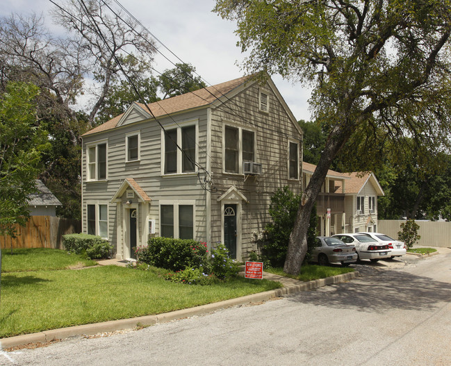 3205 Helms St in Austin, TX - Foto de edificio - Building Photo