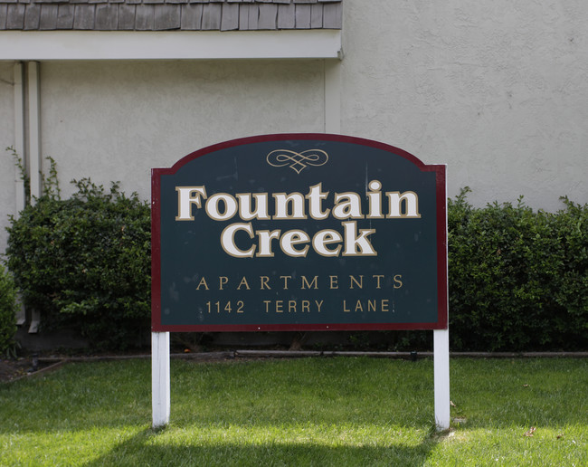 Fountain Creek Apartments in Santa Rosa, CA - Foto de edificio - Building Photo