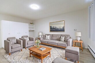 1711 Mount Royal Apartments in Calgary, AB - Building Photo - Building Photo