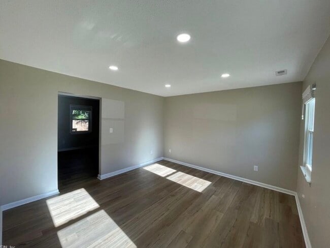 1116 Woodcock Ln in Virginia Beach, VA - Foto de edificio - Building Photo