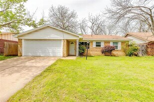 237 NE Murphy Rd in Burleson, TX - Building Photo