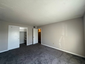 11271 Florida Blvd in Baton Rouge, LA - Foto de edificio - Building Photo