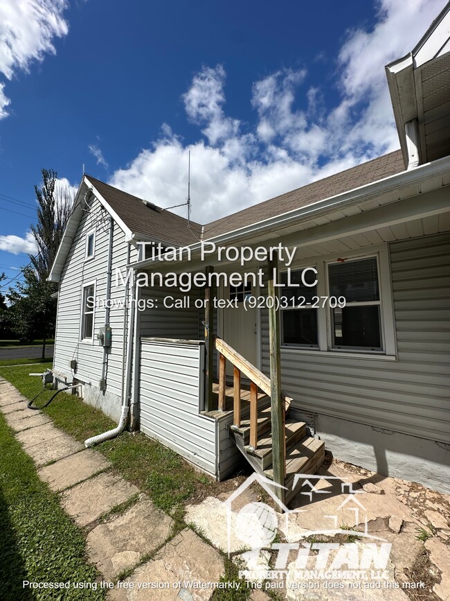 617 Milwaukee St in Menasha, WI - Building Photo - Building Photo