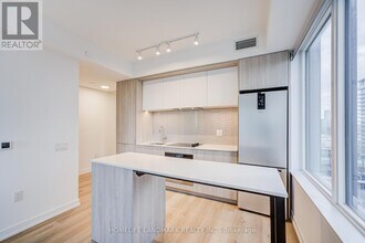 395 Square One Dr in Mississauga, ON - Building Photo - Building Photo