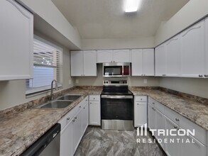1714 Tarah Trace Dr in Brandon, FL - Building Photo - Building Photo