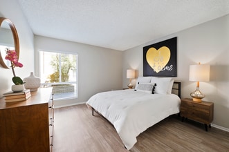 The Highland at Sherman Oaks in Sherman Oaks, CA - Foto de edificio - Building Photo