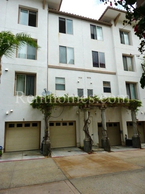 8301 Rio San Diego Dr in San Diego, CA - Building Photo