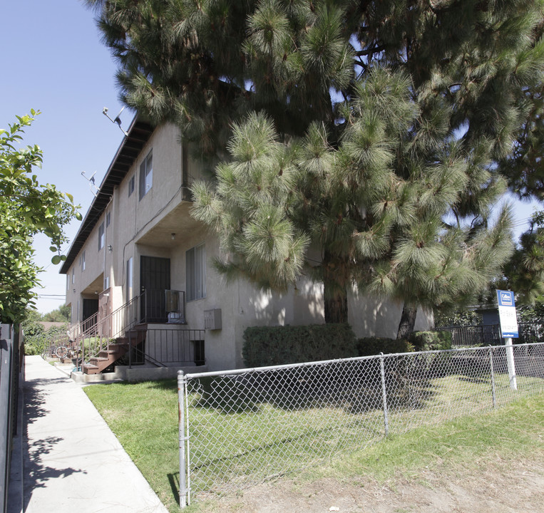 6845 Hinds Ave in North Hollywood, CA - Building Photo