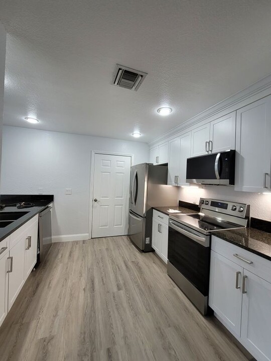 1758 N Dovetail Dr in Fort Pierce, FL - Building Photo