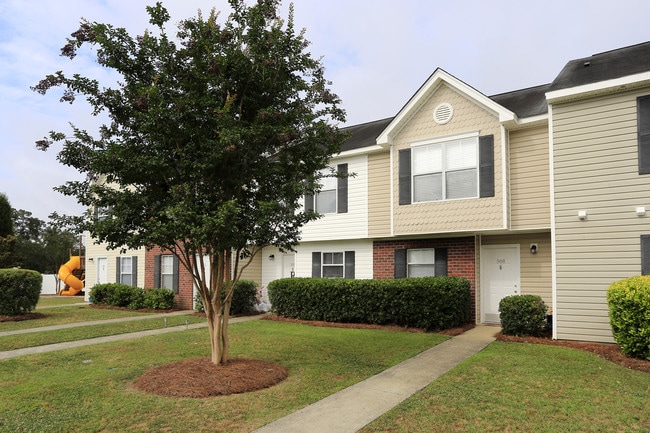 Devon Pointe Apartments and Townhomes in Goose Creek, SC - Foto de edificio - Building Photo