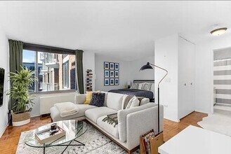 2 S End Ave in New York, NY - Building Photo - Building Photo