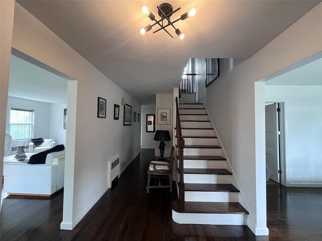 777 Hunt Ln in Manhasset, NY - Building Photo - Building Photo