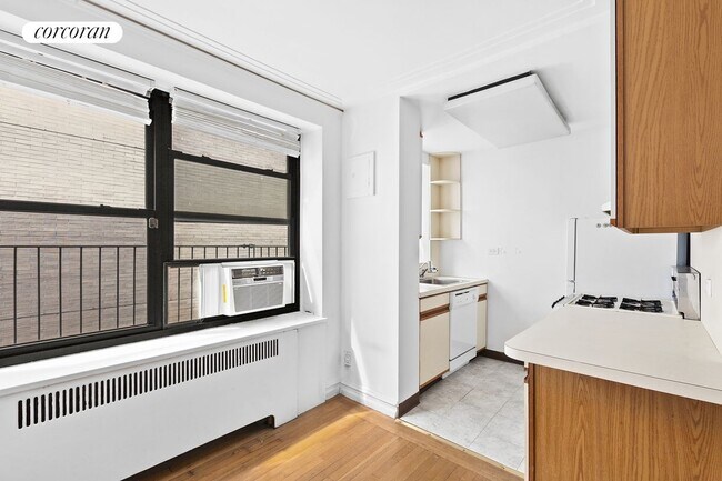 222 E 35th St in New York, NY - Building Photo - Building Photo