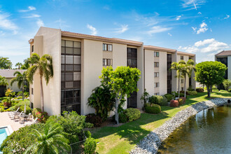 Steamboat Bend Condominium in Ft. Myers, FL - Building Photo - Building Photo