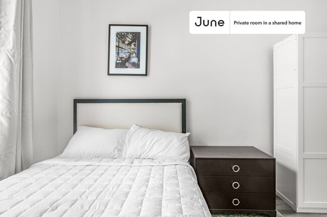Private bedroom in 3 bed/1 bath Home in New York, NY - Building Photo - Building Photo