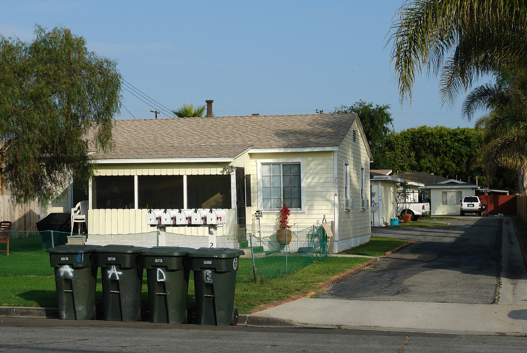 2661 Orange Ave in Costa Mesa, CA - Foto de edificio