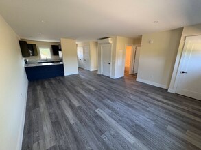 684 Pleasant St-Unit -Unit 1 in Blue Hill, ME - Foto de edificio - Building Photo