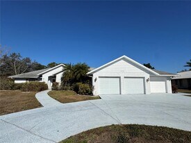 5638 Country Lakes Dr in Sarasota, FL - Building Photo