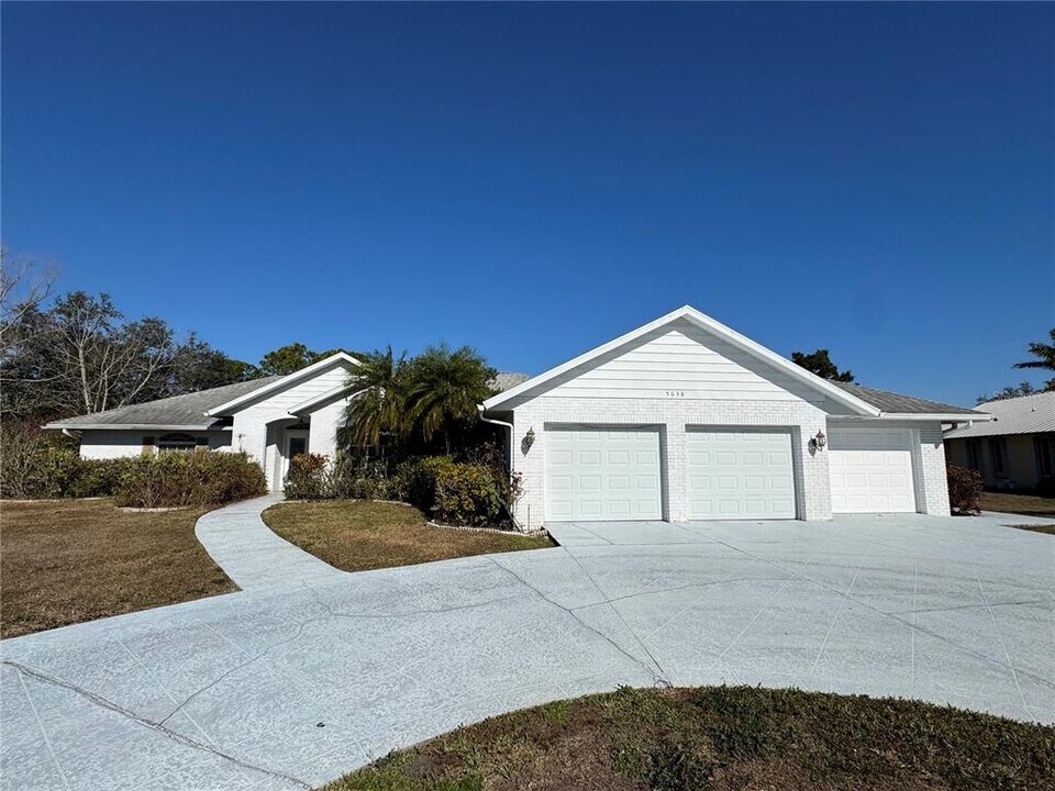 5638 Country Lakes Dr in Sarasota, FL - Building Photo