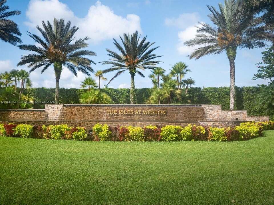 19282 Seneca Ave in Weston, FL - Building Photo