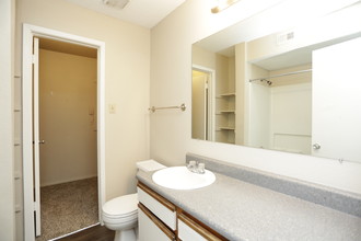 Woodlake Village Apartments in Independence, MO - Building Photo - Interior Photo